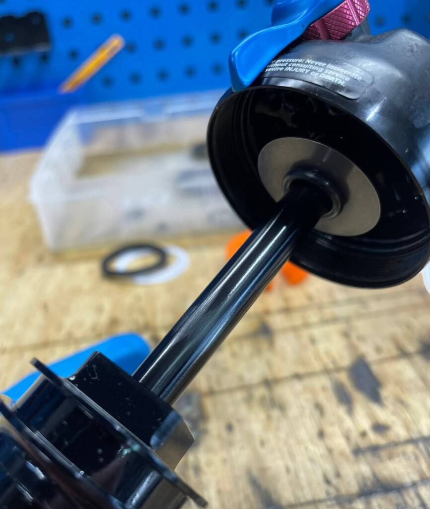 Damper Fox Float DPS - shaft przetarcie