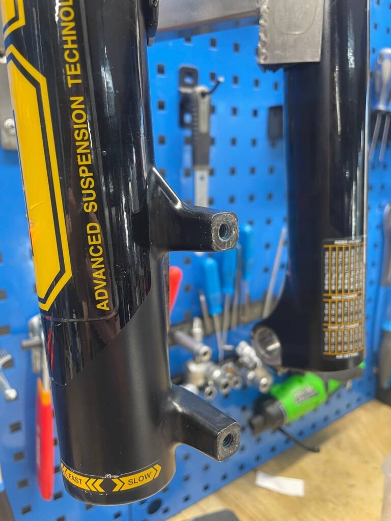 Golenie dolne amortyzatora Ohlins.