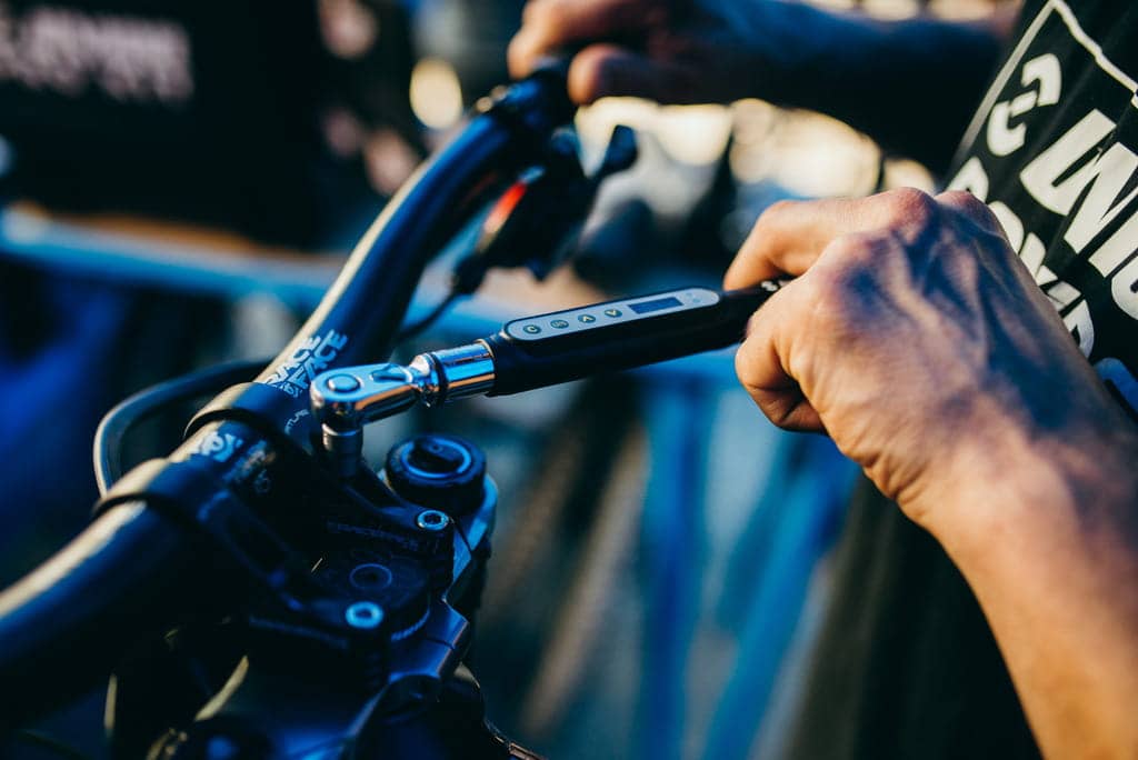 Z jaką siłą dokręcać śruby w rowerze – Przewodnik po Precyzji, Materiałach i Bezpieczeństwie