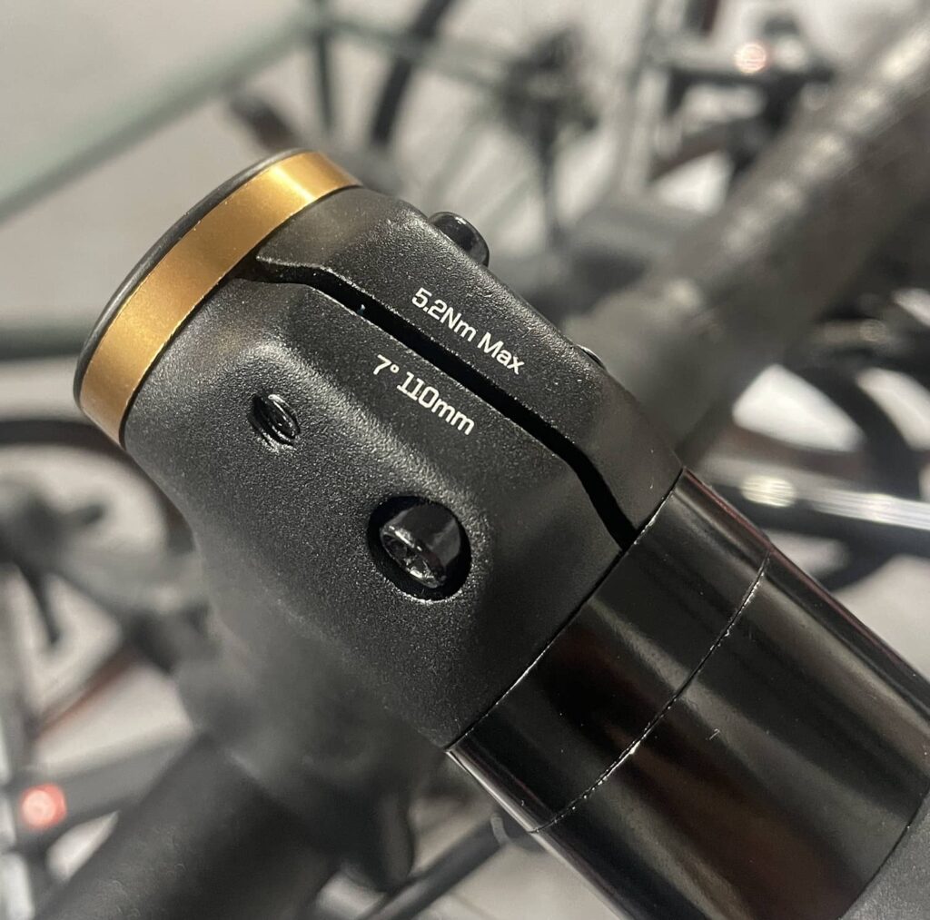 Czarny mostek rowerowy