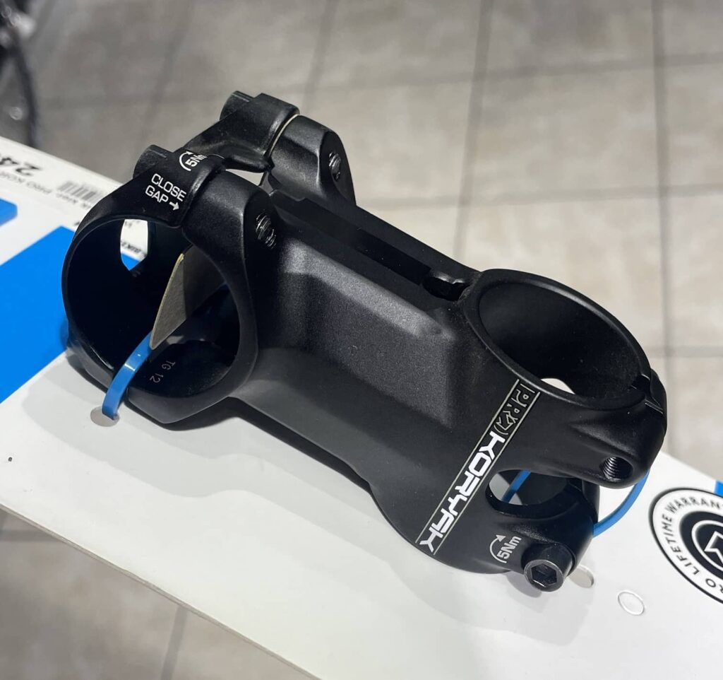 Czarny mostek rowerowy