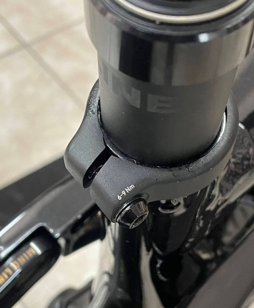 Śruba obejmy od sztycy podsiodłowej.