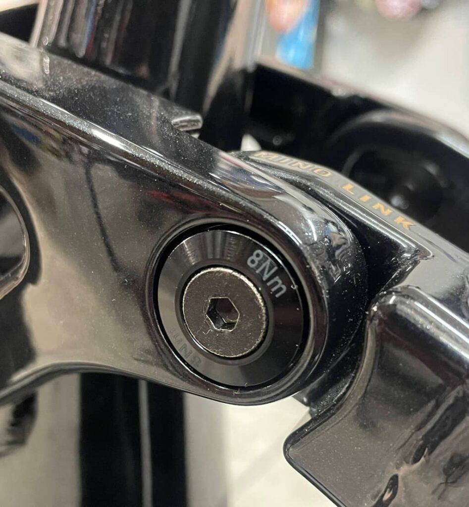 Śruba od zawieszenia tylnego.