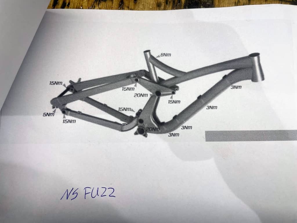 Manual do ram NSBIKES z informacjami o momentach dokręcania.