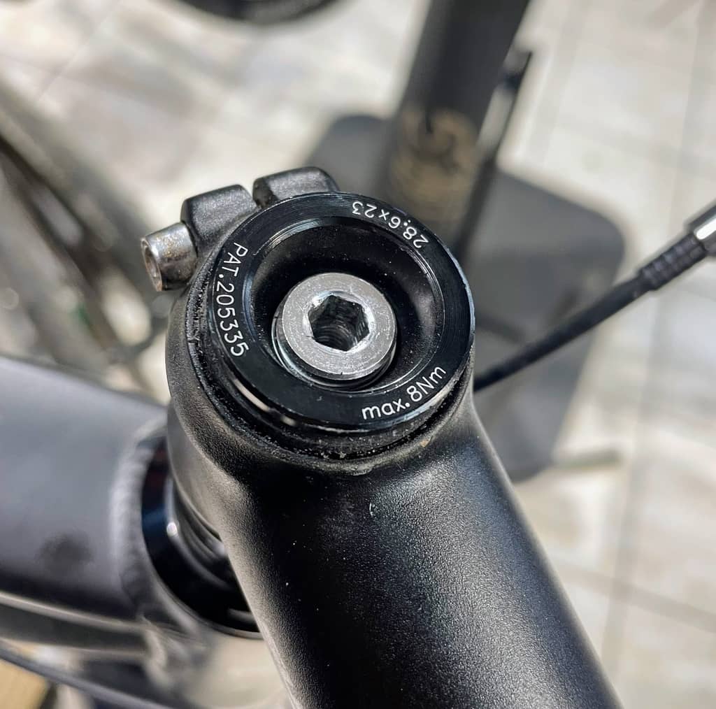 Śruba od ekspandera. Stosowany w widelcach karbonowych.