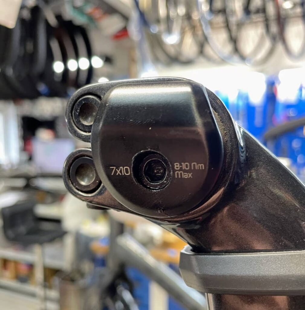 Śruba jarzma siodełka.