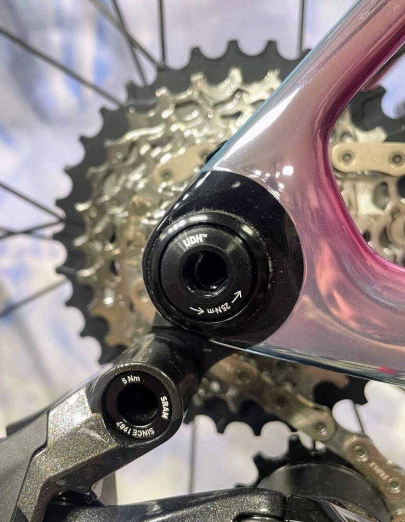 Śruba UDH i śruba montażowa przerzutki tył.