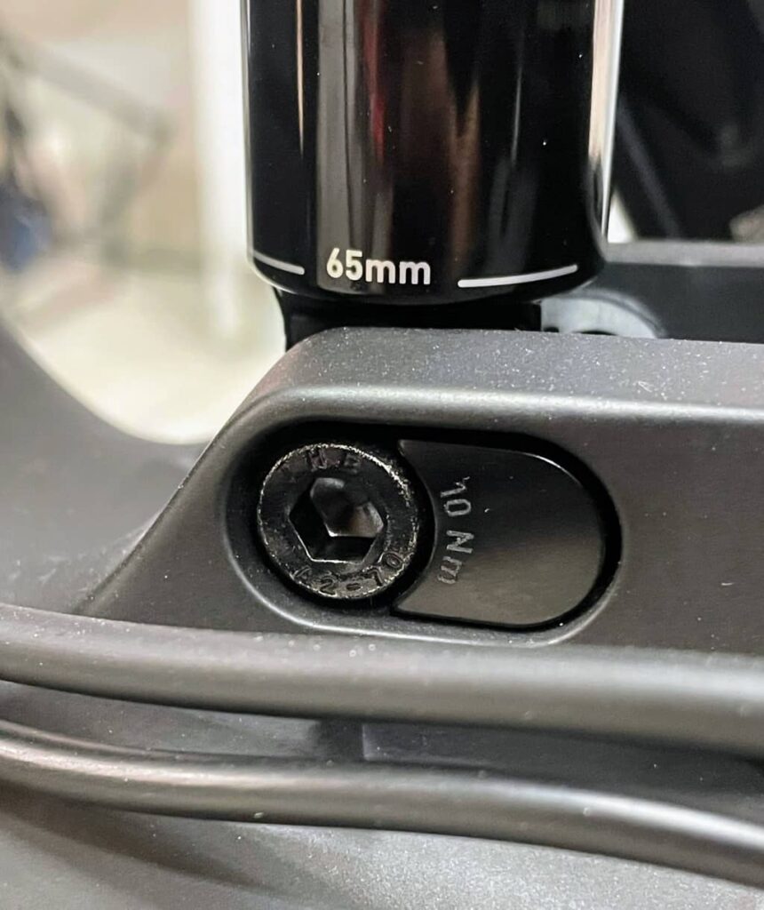 Śruba od zawieszenia tylnego. Mocowanie dampera.